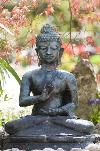 Foto: Buddha-Statue im Garten Buddha-Statue im Garten