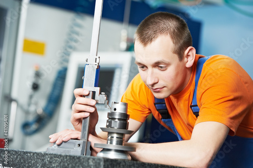 Foto: worker measuring cutting tool worker measuring cutting tool