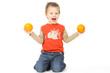 kind mit Orangen
