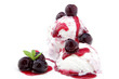 gelato all'amarena su sfondo bianco