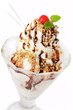 Walnusseis mit Schokoladsoße und Krokant