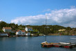 Foto: Anlegestelle mit Segelboot und weiße Häuser in Lyngor, Norwegen Anlegestelle mit Segelboot und weiße Häuser in Lyngor, Norwegen