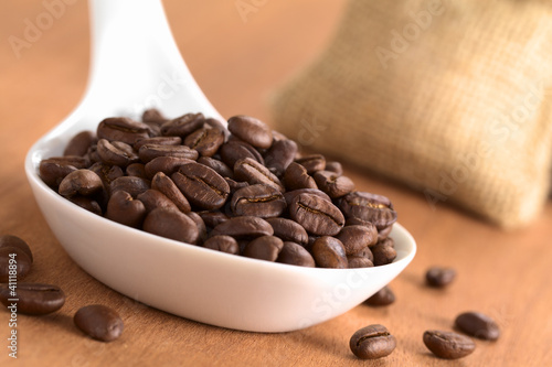 Foto: Geröstete Kaffeebohnen auf Keramiklöffel Geröstete Kaffeebohnen auf Keramiklöffel