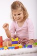 Foto: Cute little girl playing on floor smiling Cute little girl playing on floor smiling