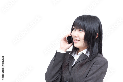 Foto: 携帯電話で話す女性 携帯電話で話す女性