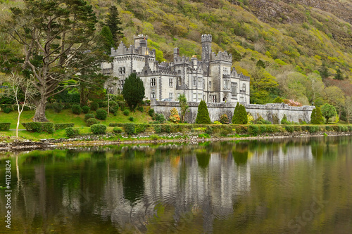 Foto: Kylemore Abbey in Connemara mountains - Ireland Kylemore Abbey in Connemara mountains - Ireland