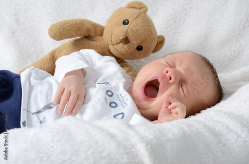 Photo: Neugeborenes Baby gähnt Neugeborenes Baby gähnt