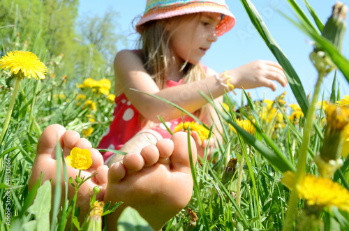 Photo: Mädchen beim Blumen pflücken Mädchen beim Blumen pflücken
