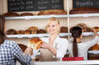 kundin kauft brot in der bäckerei