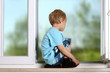 Kind am Fenster