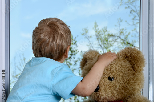 Photo: Junge mit Teddy am Fenster Junge mit Teddy am Fenster