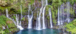 Bassin à l'eau turquoise et cascades