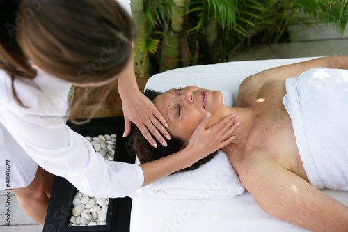 Foto: Woman having head massaged Woman having head massaged