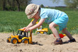 Foto: Kind spielt im Sand Kind spielt im Sand