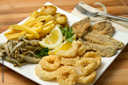 Foto: fritto misto di pesce con patatine fritto misto di pesce con patatine
