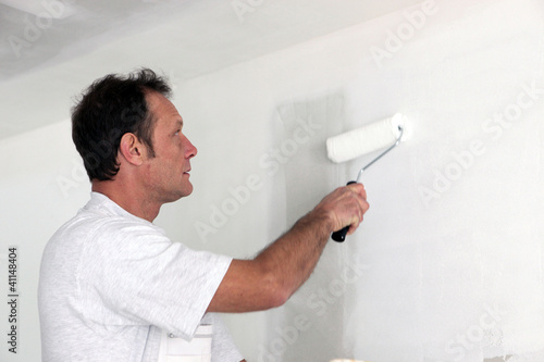 Foto: Man repainting room white Man repainting room white