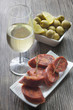 tapas españolas de chorizo y aceitunas