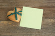 Holzherz mit Postit