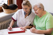 canvas print picture - Altenpflegerin beim Hausbesuch einer Patientin