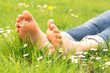 Füsse im Gras