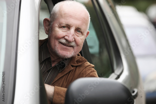 Photo: senior im auto senior im auto