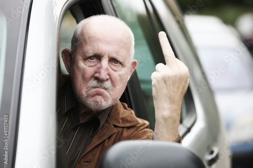 Photo: senior im auto zeigt stinkefinger senior im auto zeigt stinkefinger