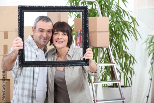 Foto: couple moving in new flat couple moving in new flat