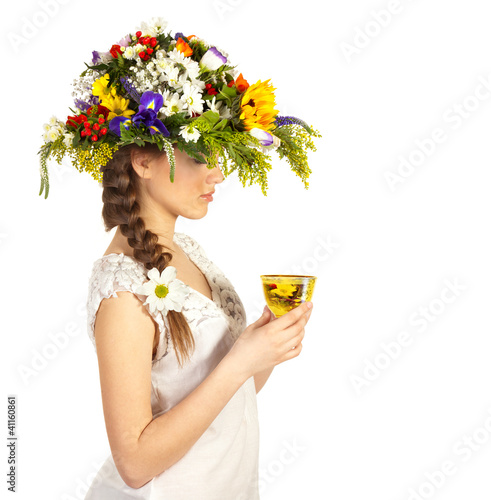 Foto: Beautiful girl in hat of flowers and cup of tea Beautiful girl in hat of flowers and cup of tea