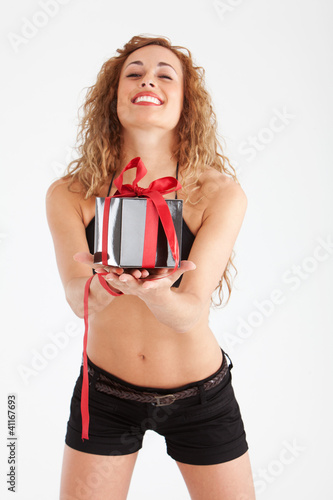 Photo: Hübsche Frau mit Geschenk Hübsche Frau mit Geschenk