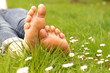 Füsse im Gras