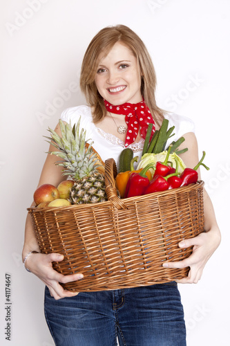 Photo: junge Frau mit Einkaufskorb junge Frau mit Einkaufskorb