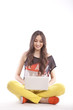 Photo en ligne au meilleur prix Full length of beautiful young girl holding laptop