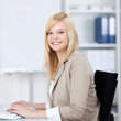 junge frau arbeitet im büro junge frau arbeitet im büro