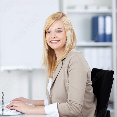 Foto: junge frau arbeitet im büro junge frau arbeitet im büro
