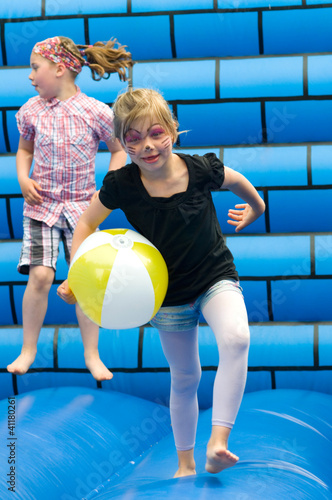 Foto: Kinder auf der Hüpfburg Kinder auf der Hüpfburg