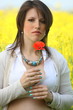 donna con fiore rosso