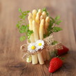 Spargelbund mit Erdbeeren