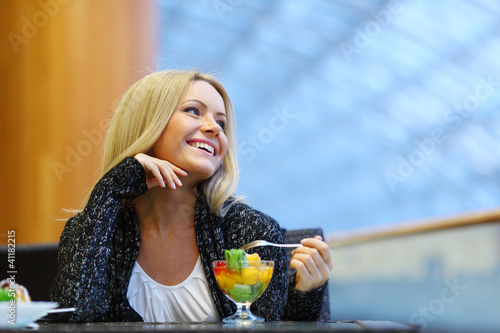Foto: Woman at cafe thinking looking out the window drinking coffee Woman at cafe thinking looking out the window drinking coffee