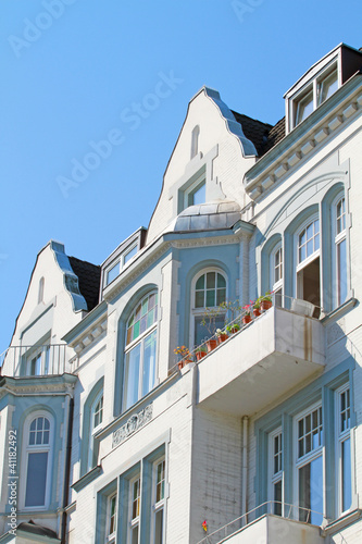 Photo: Wohnhaus mit Buntglasfenstern Wohnhaus mit Buntglasfenstern
