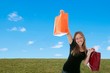 Frau mit Shoppingtueten im Freien Frau mit Shoppingtueten im Freien