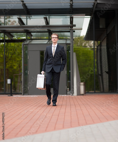 Photo: geschäftsmann mit koffer 2 geschäftsmann mit koffer 2
