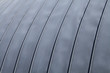 graues Blechdach gewölbt
