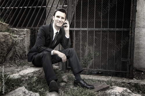Foto: Conceptual Portrait of Stylish Man with Cellphone Conceptual Portrait of Stylish Man with Cellphone