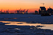 Sonnenuntergang im Hamburger Hafen im Winter Sonnenuntergang im Hamburger Hafen im Winter