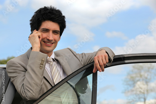 Foto: Man using mobile in his car Man using mobile in his car