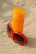 Photo: Sonnenbrille und Sonnencreme Sonnenbrille und Sonnencreme