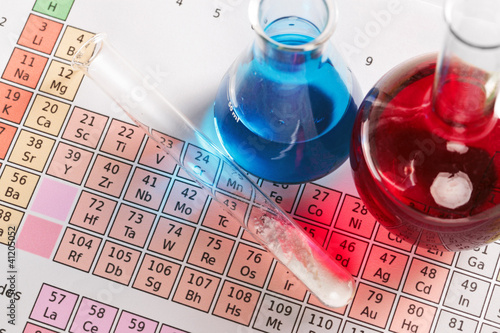 Foto: Periodic table and chemicals Periodic table and chemicals