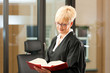 Anwältin mit Gesetzbuch und Robe