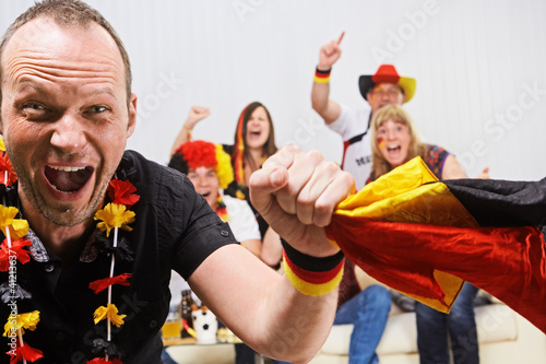 Foto: german soccer fans on the sofa german soccer fans on the sofa