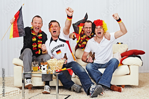 Foto: german soccer fans on the sofa german soccer fans on the sofa